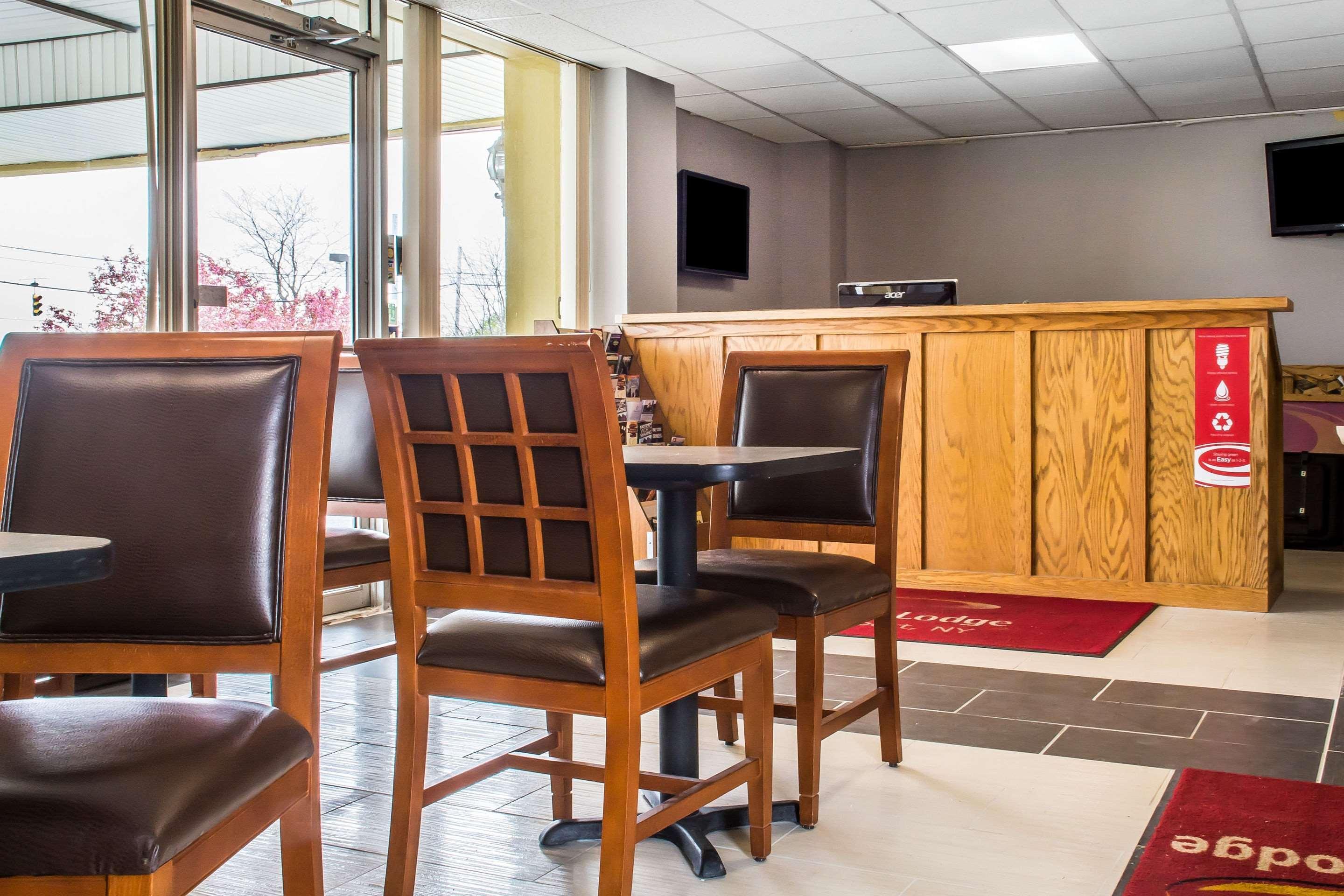 Econo Lodge Brockport Екстериор снимка