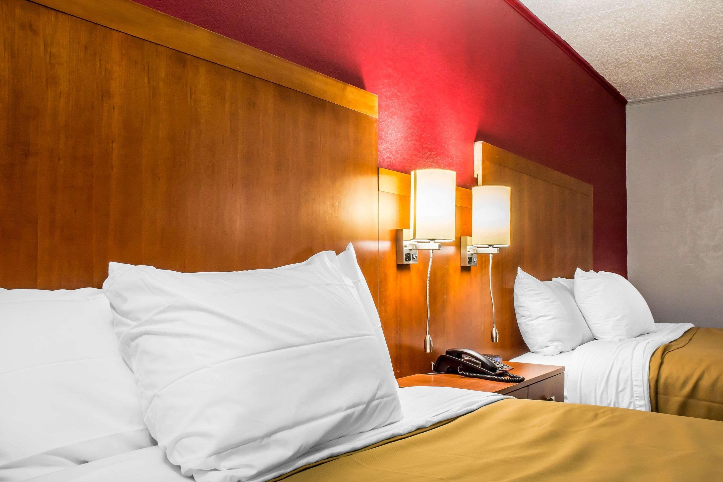 Econo Lodge Brockport Екстериор снимка