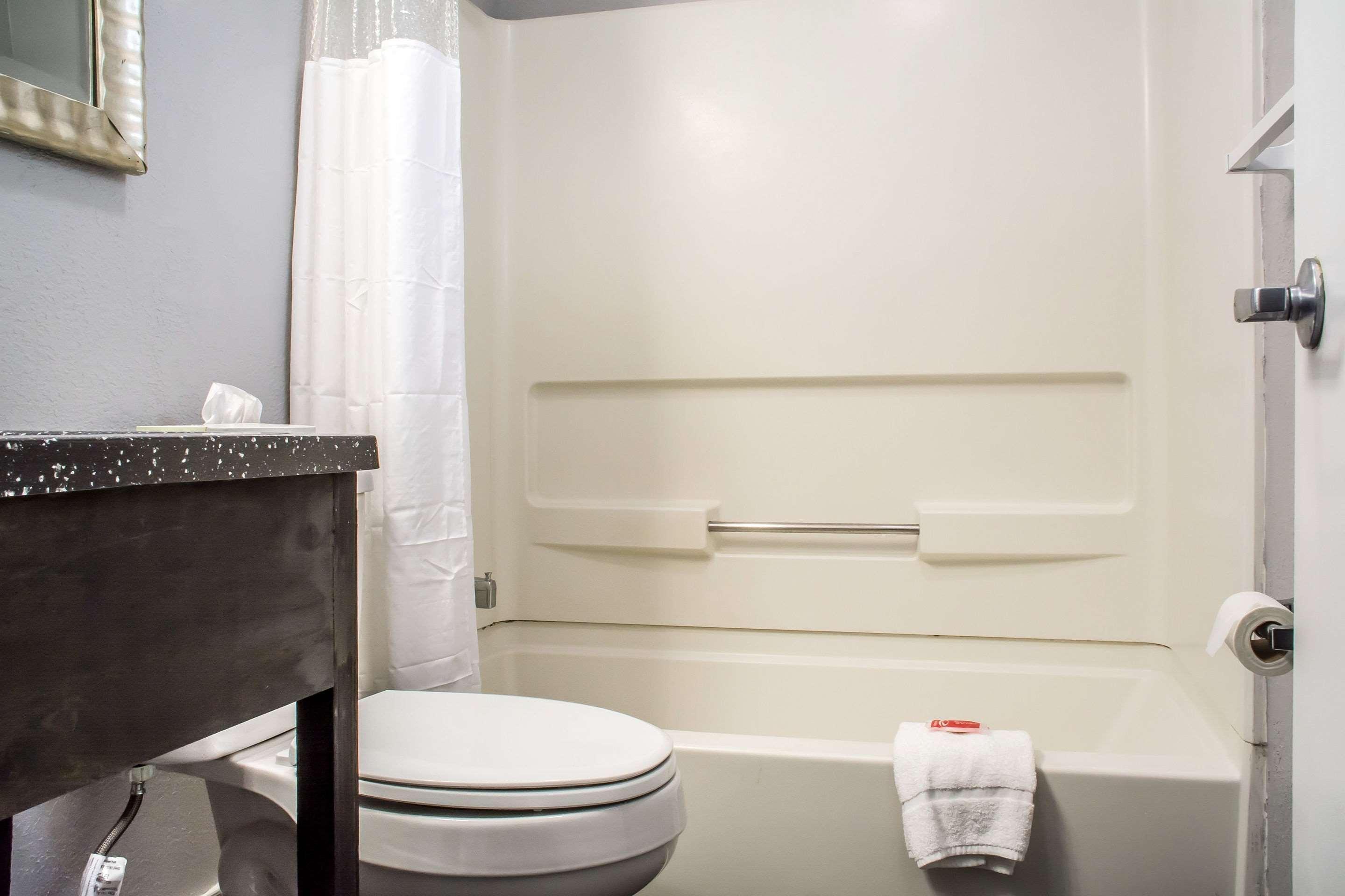 Econo Lodge Brockport Екстериор снимка