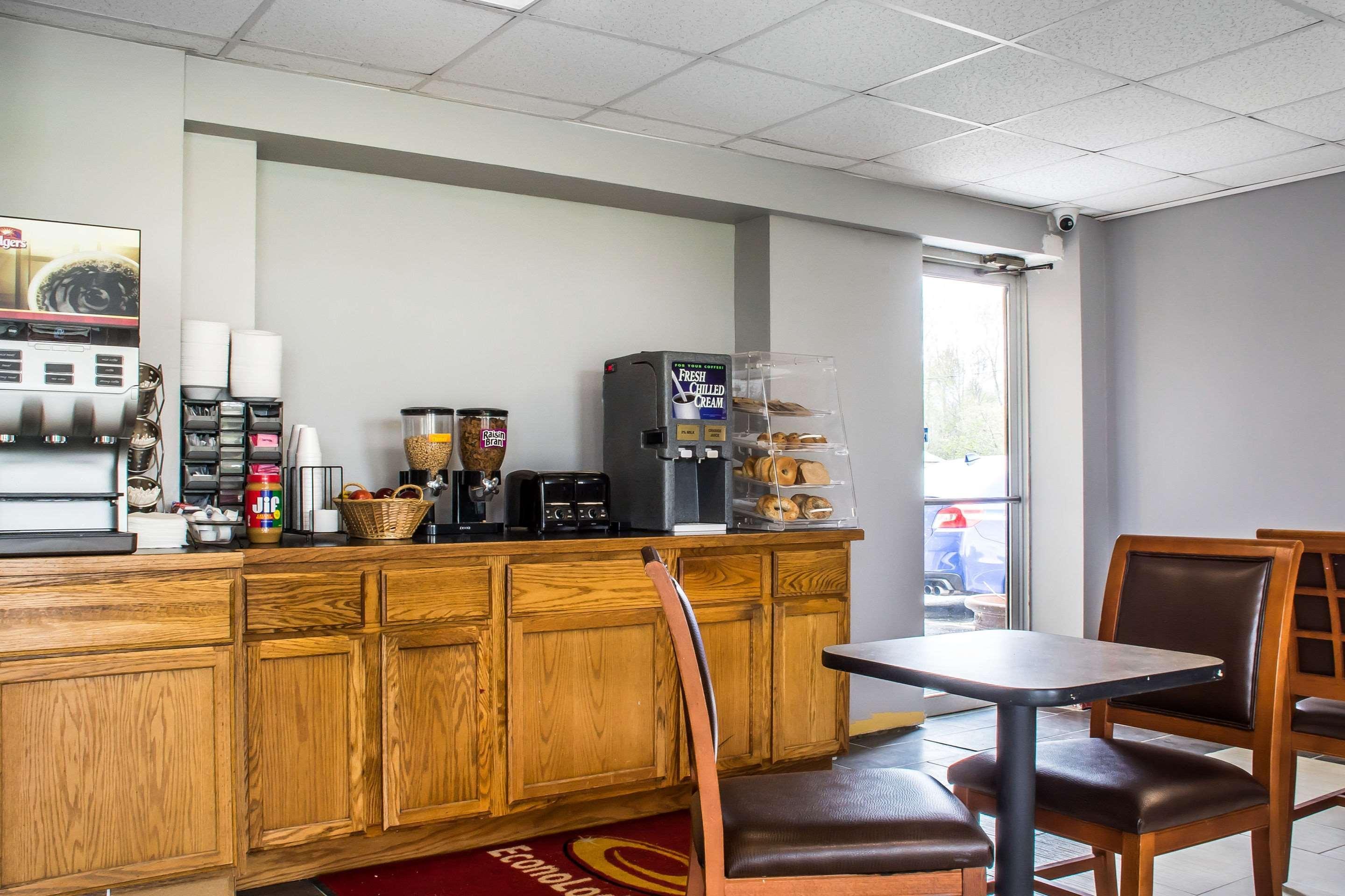 Econo Lodge Brockport Екстериор снимка