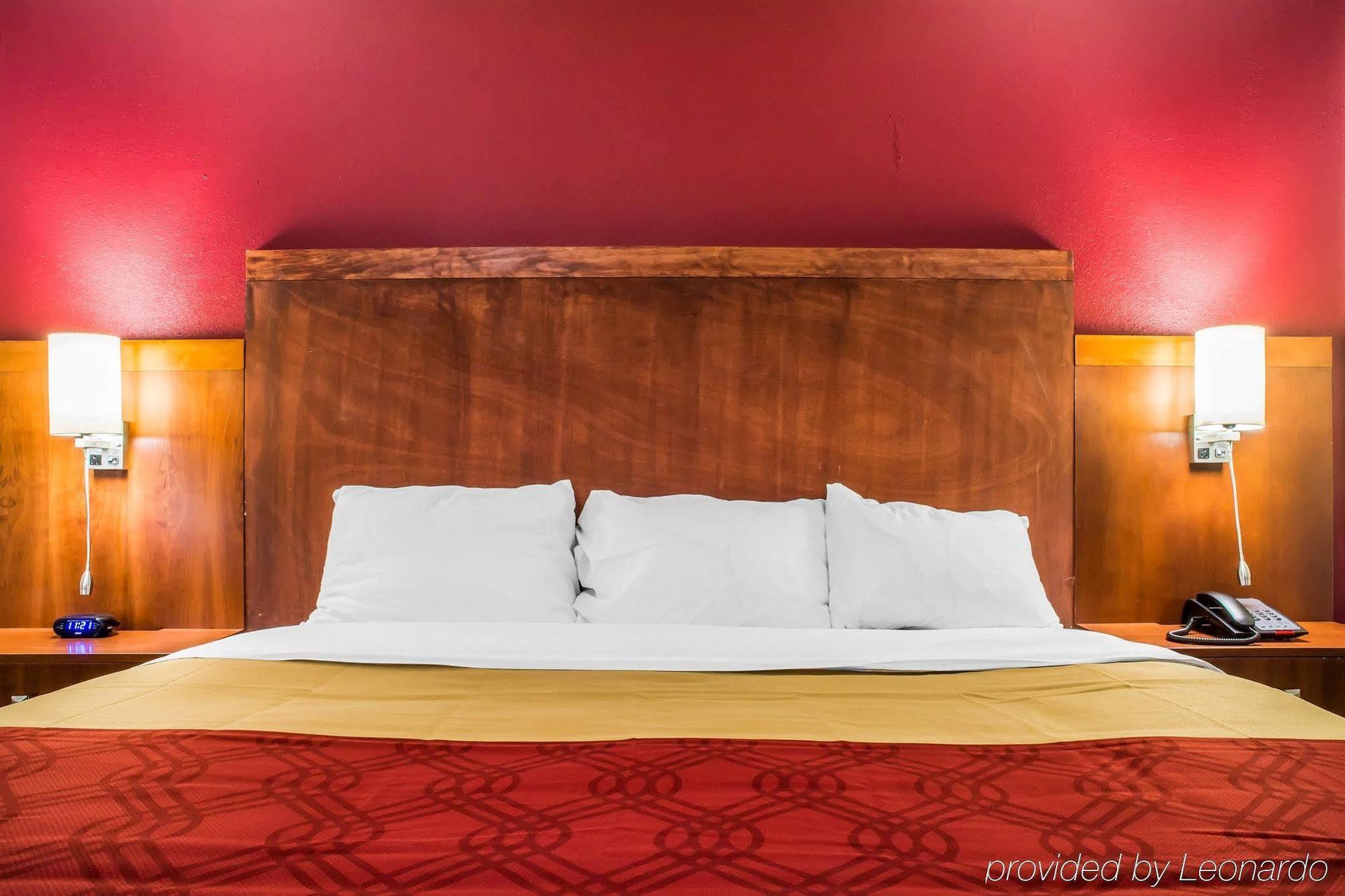 Econo Lodge Brockport Екстериор снимка